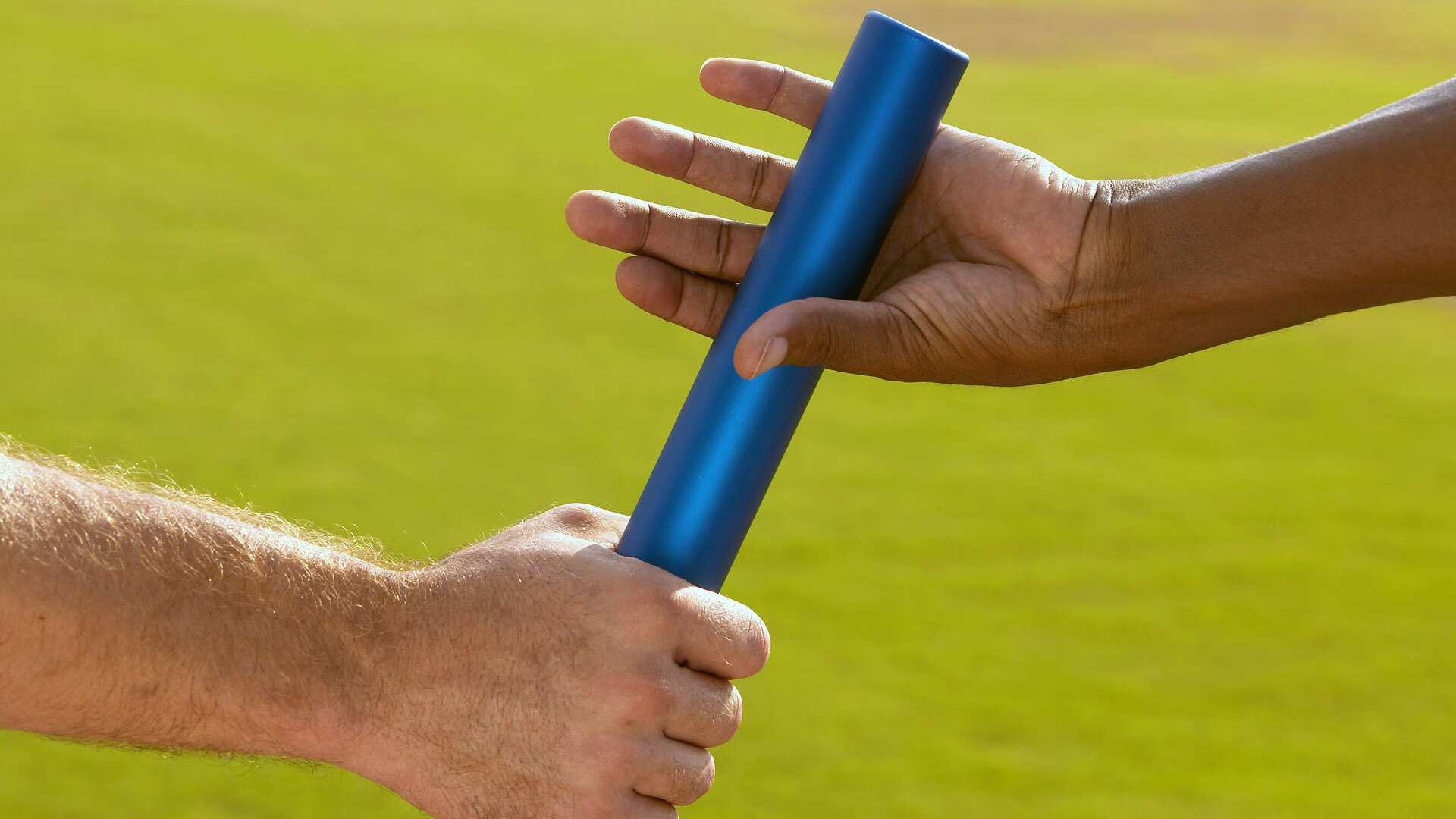 朗斯连续抢断破坏对方中场组织